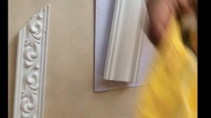 Три вида потолочного плинтуса для желтой стены и белого потолка своими руками.