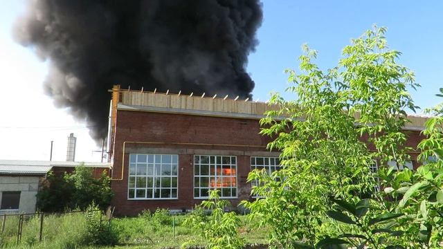 Пожар на складе ГСМ в Екатеринбурге смотреть онлайн