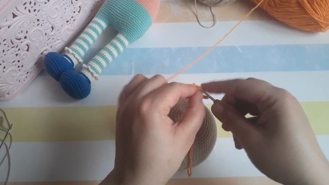 Как сделать утяжку лица кукле.Как связать волосы куколке.