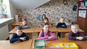 Детская группа поёт китайскую песню