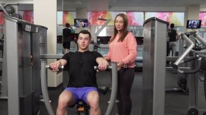 Жим от груди в тренажере сидя