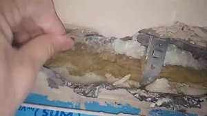 Вот што бывает когда штукатурят откосы с гидроизоляцыонной лентой.