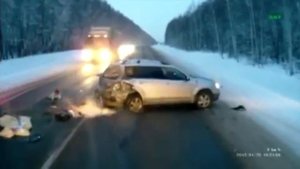 Ребенок выпал из машины под колеса. Видео ДТП.