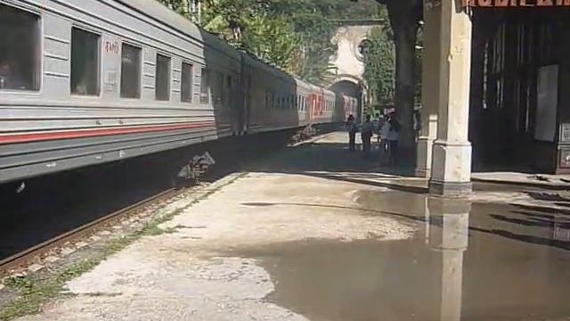 Поезд Сухум-Москва следует через заброшенную станцию Псырцха