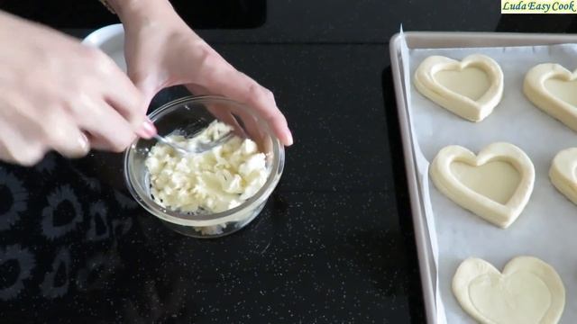 КЛУБНИЧНЫЕ Слойки СЕРДЕЧКИ из слоеного теста с клубникой - Heart Strawberry Cream Cheese Puff Pastr