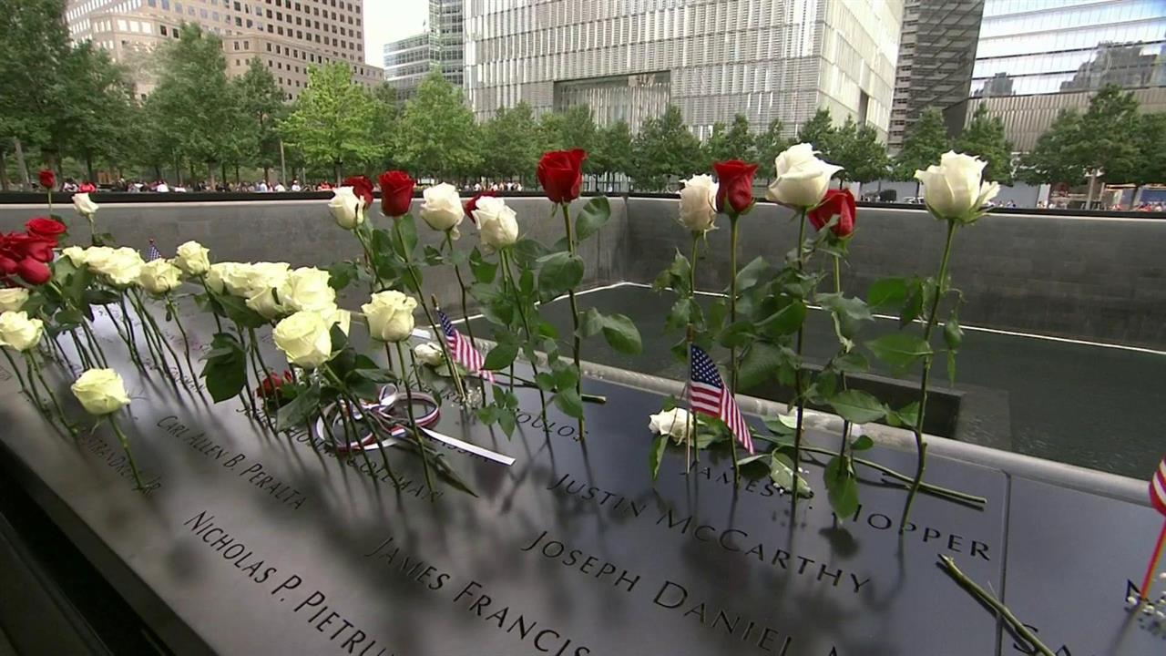 Сколько погибло людей в теракте 2001. Теракт в США 11 сентября 2001 года. Мемориал трагедии 11 сентября в США. 9.11.2001 Теракт сержант Маклафлин.