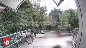 В Челябинске из окна многоэтажки выпала девушка