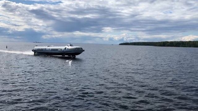 Теплоход на подводных крыльях Метеор в Ладоге