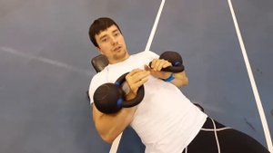 Жим гирей лежа на горизонтальной скамье