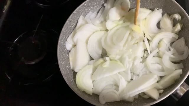 Салат из картошки. С карамелизованным луком. Очень вкусно и быстро.