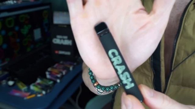 ВОТ ПОЧЕМУ ВСЕ ХОТЯТ ПОДЫ CRASH! ОНИ СВЕТЯТСЯ В ТЕМНОТЕ ЭЛЕКТРОННЫЕ СИГАРЕТЫ ОДНОРАЗКИ ОБЗОР
