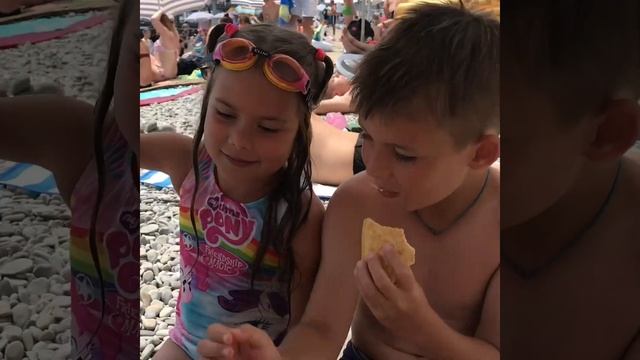 Ну чем ещё заняться на Массандровском пляже? смотреть онлайн