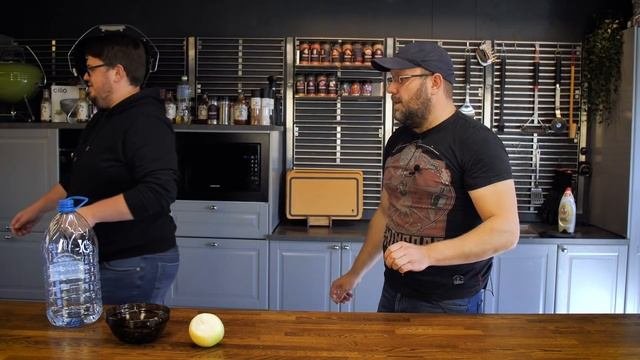 Как пожарить шашлык на угольном гриле?! Хлебный маринад для мяса!