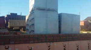 Разгрузка газобетона "Бетокам".Утепление фундамента.
