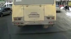 В Челябинске Дебил сбил водителя автобуса.mp4