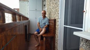 Компактная лавочка и откидной столик на балкон.