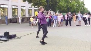 Челябинск. Уличные музыканты на  Кировке красиво играют, Скрипка и эл.гитара. 31.07.2022г