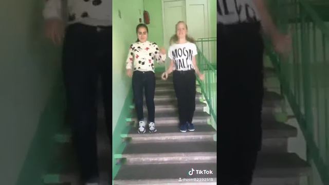 ЧУТЬ НЕ ПОДВЕРНУЛА НОГУ?😱 С ПОДРУЖКОЙ❤️