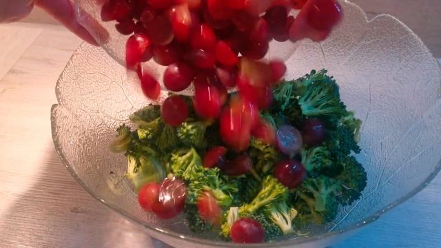Вкусный, хрустящий салат с брокколи, виноградом, беконом и миндалём