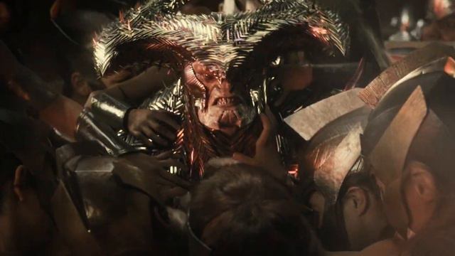 Царица сбегает с материнским кубом. Лига справедливости Зака Снайдера (2021) смотреть онлайн