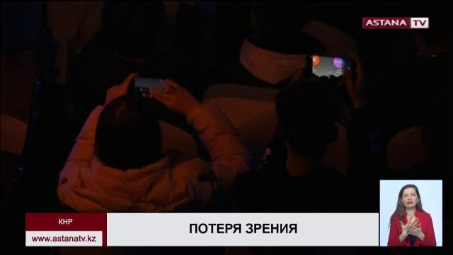 Смартфон "выжег" в глазах девушки 500 отверстий смотреть онлайн