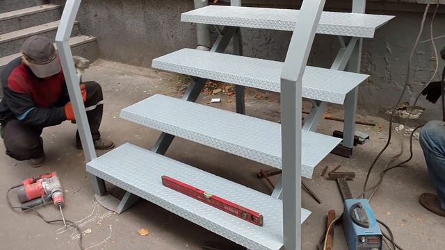 Монтаж крыльца металлического. " Броневик" Днепр. смотреть онлайн