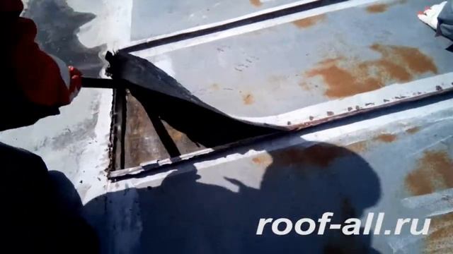 Вскрытие участка кровли для оценки состояния оцинкованного покрытия и деревянной обрешетки. смотреть онлайн