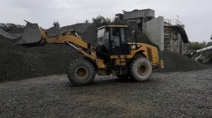 Фронтальный погрузчик CAT 950H работа на щебеночном карьере.