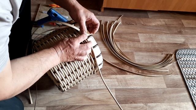 Кашпо из ротанга с косичкой. смотреть онлайн