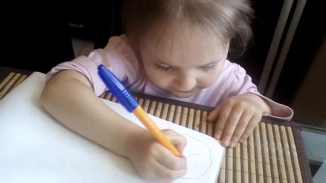 Доця рассказывает: кто зарабатывает деньги, как лечить больного. Рисует человечка, пишет буквы смотреть онлайн