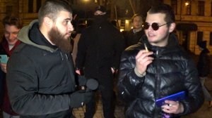ЛЕВ ПРОТИВ - ТОЛПА ОККУПИРОВАЛА ДВОР И МЕШАЕТ ЖИТЕЛЯМ