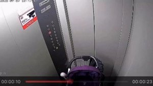 в Краснодаре мамаша пописала прямо на лифте Жаль что не на колясках????
