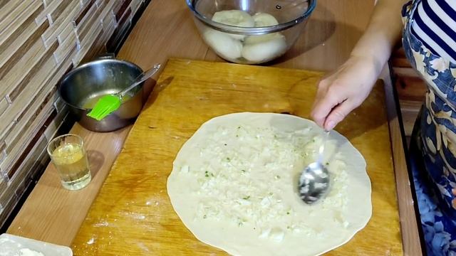 Готовить их просто, но очень вкусно!!! Слоёные лепёшки с луком в тандыре. Патр нан пиязменен.