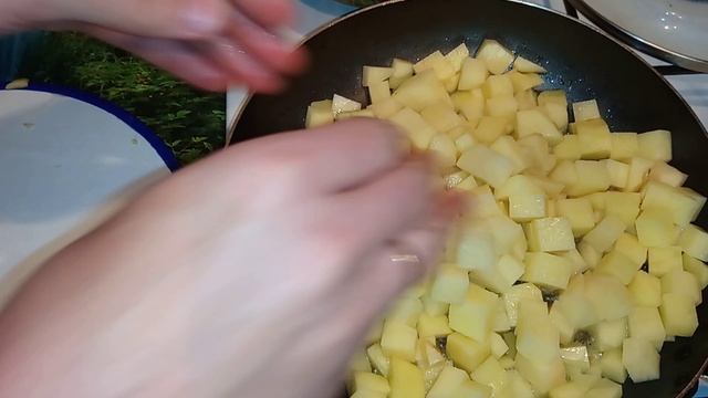 Украинская картошка жареная со сметаной на сковороде смотреть онлайн