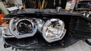BMW F30 Переоборудование галогеновых фар на BI-LED: установка бидиодных линз Aozoom A4+ и глазок.