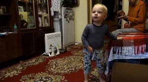 Бабушка хлопает в ладоши и Алекс танцует