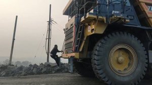Самый тяжелый перевозчик теника Сколько грузоподъемности имеет БелАЗ самый Огромный Машина