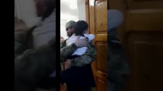 Самое трогательное,

Российский солдат вернувшийся с фронта, решил сделать дочке сюрприз