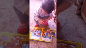 Ребенок смешно разговаривает в 11 месяцев.