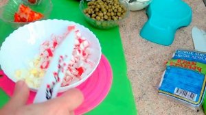 САЛАТ "КОРАЛЛ" С КУРИЦЕЙ И КРАБОВЫМ МЯСОМ легко и просто.