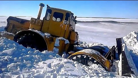 Кировцы К-700А, К-744 пробивают снег! Powerful Soviet tractors К-701 break throu