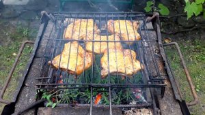 Готовим свиные стейки на мангале.