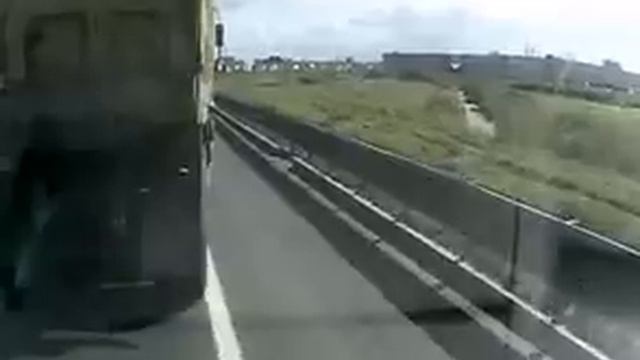 Так уступают дорогу Скорой на КАДе. смотреть онлайн