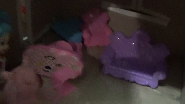 БОЛЬШОЙ ЖУК ЗАЛЕЗ В ИГРОВОЙ ДОМИК - ТО ЧТО БЫЛО ДАЛЬШЕ ПОРАЗИЛО ВСЕХ НАС смотреть онлайн