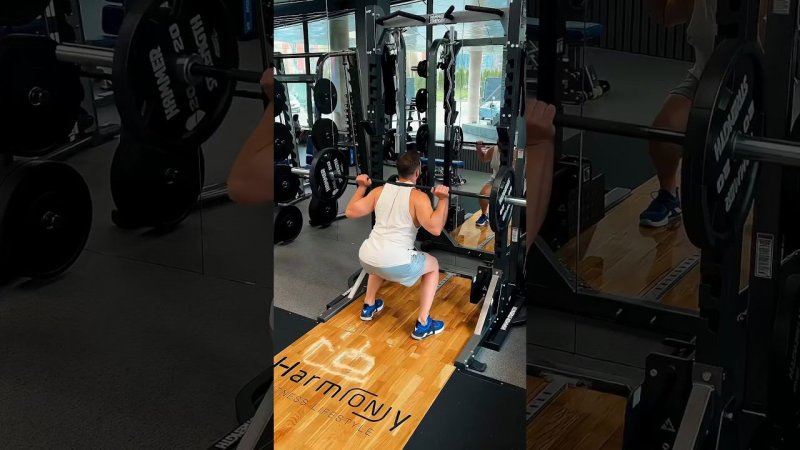 КОГДА СПЕШИШЬ НА ТРЕНИРОВКУ HARMONY FIT #деньног #sport #fit #приседания #fitness #юмор #тренировка