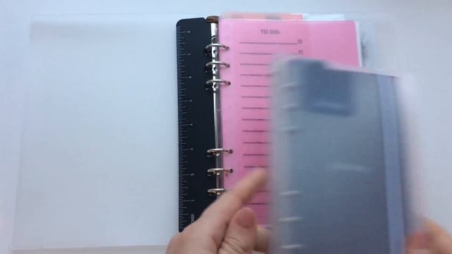 В одном пластиковом пластиковом органайзере жили пластиковые пластиковые кармашки и разделители