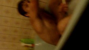 моется в ванне с ёршиком:D