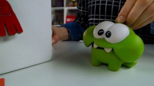 ?Ам Ням играет в ?СЪЕДОБНОЕ - НЕСЪЕДОБНОЕ?Om Nom Cut из игры  the Rope - Поиграйка с Катей