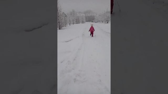 Белый снег, пушистый в воздухе кружится. И на землю тихо падает, ложится..