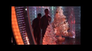 Алекей Воробьев обменивается шутками с режиссером съемки программы Минуты Славы